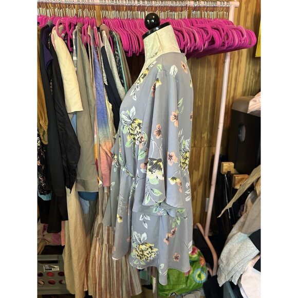 Torrid Baby Doll V- Neck Gray Floral Semi Sheer Size 2 (2X) Short Sleeves - Picture 4 of 7